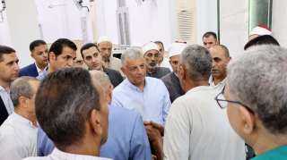 محافظ الإسماعيلية يؤدي شعائر صلاة الجمعة بمسجد عمر بن الخطاب
