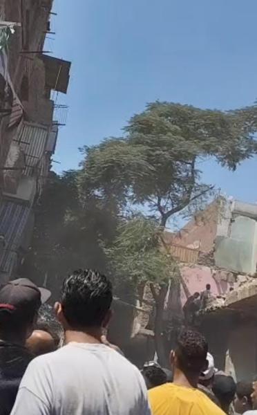 انتشال جثة من أسفل أنقاض عقار شبرا مصر المنهار