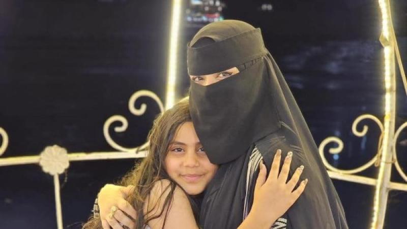 الأم وابنتها 
