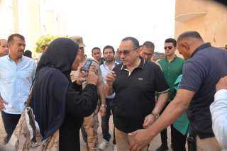 محافظ أسيوط في جولة ميدانية بقرية عرب الكلابات