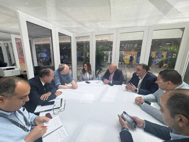 وزيرة التنمية المحلية تبحث مع رئيس ومؤسس شركة (إزري) العالمية مجالات التعاون المشترك