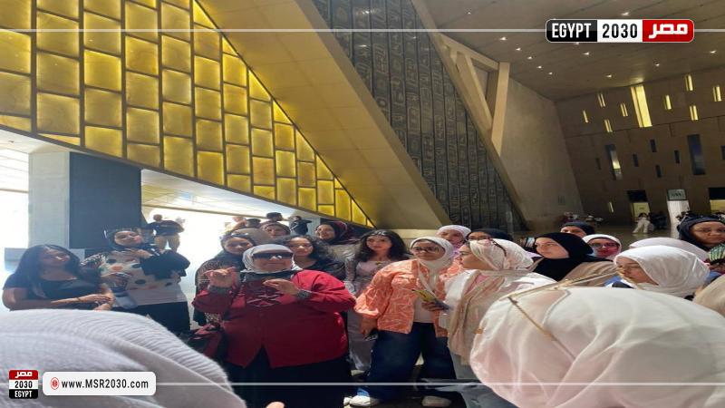 طلاب كلية السياحة والفنادق بجامعة قناة السويس 