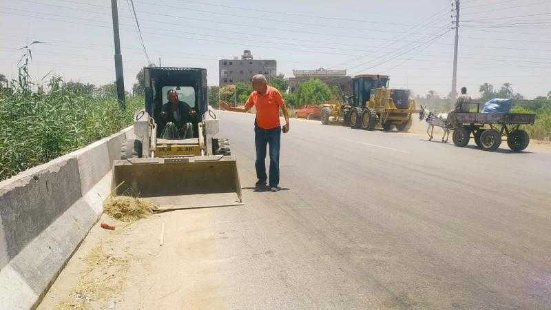 محافظ أسيوط: استمرار أعمال تمهيد الطرق ورفع المخلفات بقرى مركز الفتح لتحسين الخدمات وتيسير حركة المواطنين