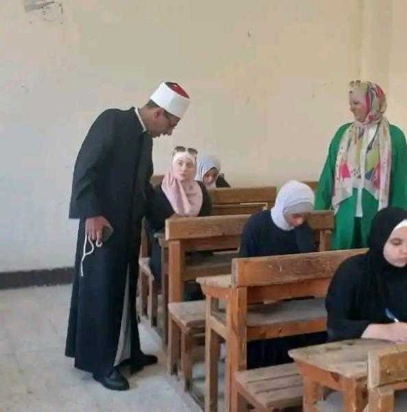 رئيس منطقة القاهرة الأزهرية يتابع انطلاق امتحانات الدور الثاني لمراحل النقل