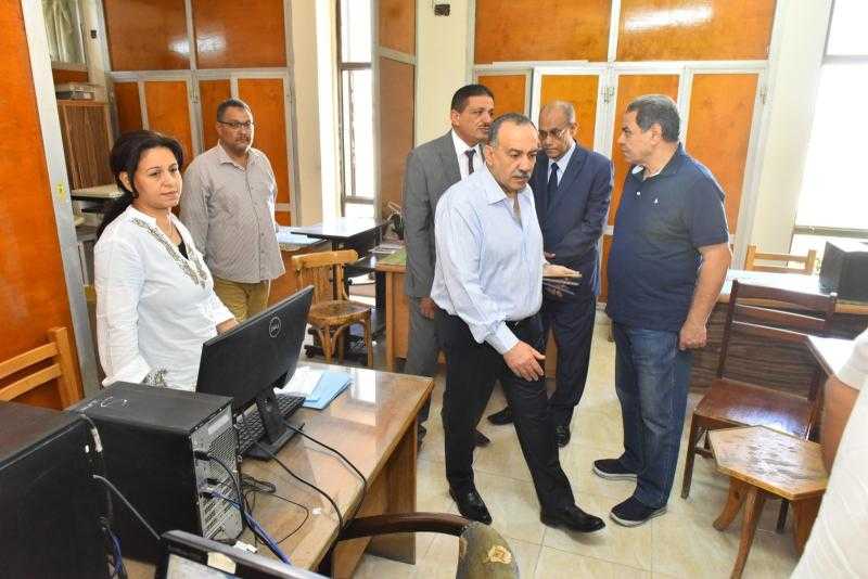 محافظ أسيوط يتفقد بعض الإدارات بديوان عام المحافظة لمتابعة سير العمل والارتقاء بمستوى الأداء