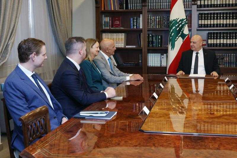 الرئيس اللبناني يلتقي المبعوث الأمريكي في قصر بعبدا