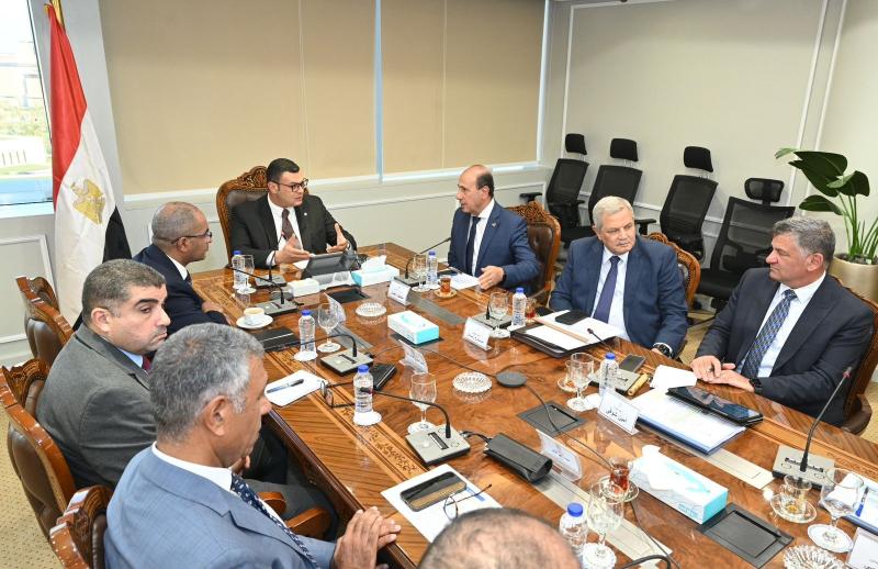 وزير الإسكان يعقد اجتماعا لمتابعة موقف المشروعات الجاري تنفيذها ضمن المبادرة الرئاسية حياة كريمة