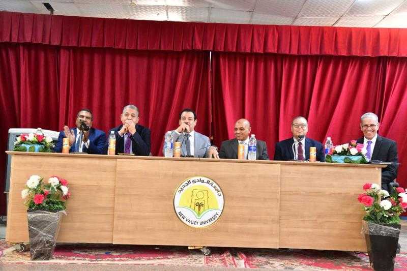 جامعة الوادي الجديد تكرم أمين عام الجامعة لبلوغه سن المعاش