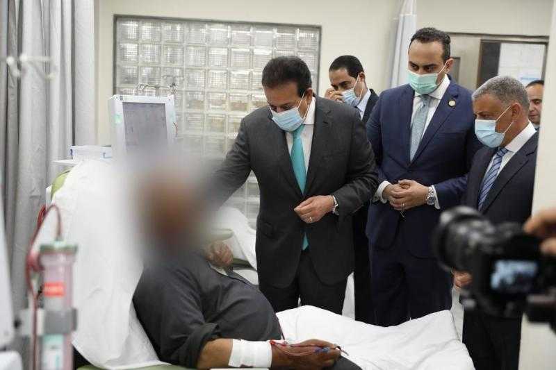 وزير الصحة يتفقد المجمع الطبي ومركز 30 يونيو للكلى بالإسماعيلية