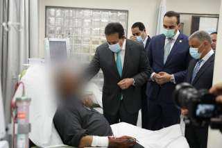 وزير الصحة يتفقد المجمع الطبي ومركز 30 يونيو للكلى بالإسماعيلية