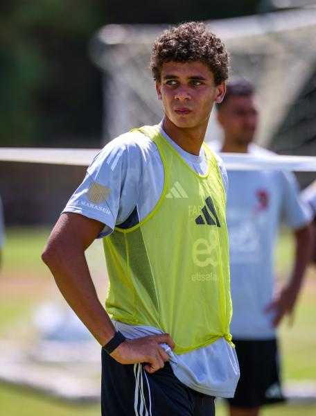 تقارير: برشلونة يبدأ خطواته الأولى لضم موهبة الأهلي حمزة عبد الكريم
