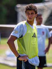 تقارير: برشلونة يبدأ خطواته الأولى لضم موهبة الأهلي حمزة عبد الكريم