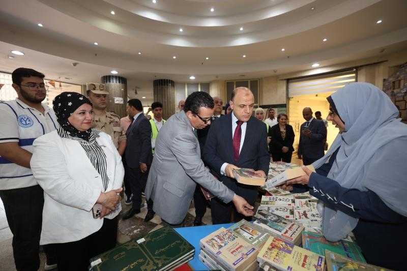 محافظ كفرالشيخ يتفقد معرض الكتاب بالمركز الثقافي على هامش مشاركته فى احتفالات ذكرى ثورة 23 يوليو