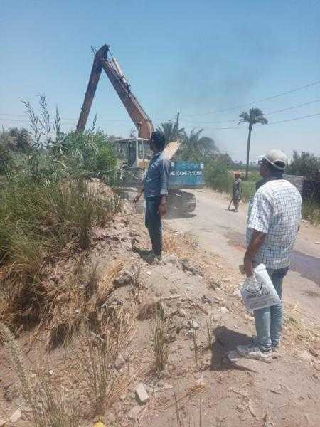 محافظ أسيوط يتابع جهود تطهير الترع والمصارف بقرية بني يحيى بالقوصية