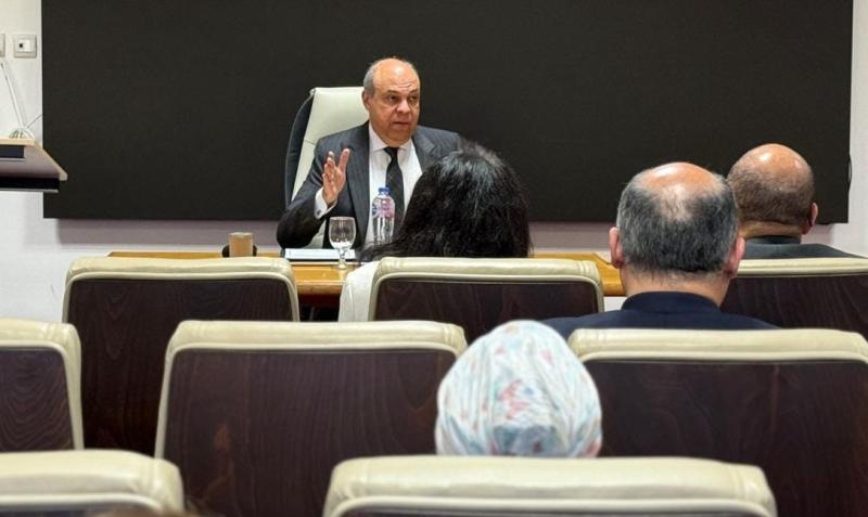 وزير الطيران المدني يلتقي السفراء الجدد ويستعرض جهود الدولة لتطوير القطاع