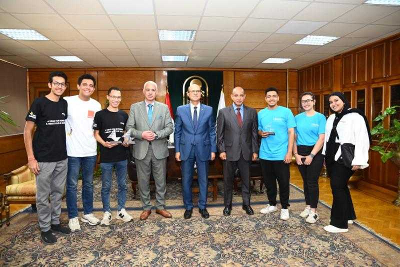 رئيس جامعة أسيوط يستقبل فريق ”إيناكتس” ويشيد بتميزه في ريادة الأعمال والابتكار