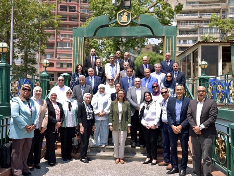 مجلس شئون خدمة المجتمع بجامعة القاهرة يناقش التكامل بين الدور الأكاديمى للجامعة ودورها المجتمعى والبيئي
