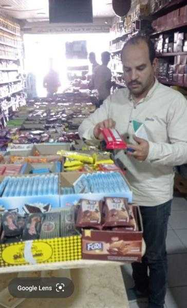 ضبط (٥) طن مواد غذائية مجهولة المصدر بالعاشر من رمضان بمحافظة الشرقية