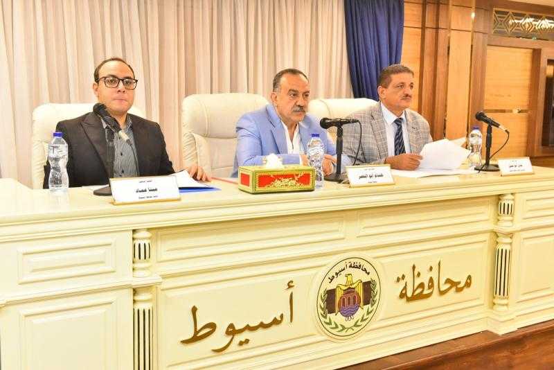 محافظ أسيوط يقر مشروعات جديدة ومحورًا إستراتيجيًا لدفع التنمية بالمحافظة