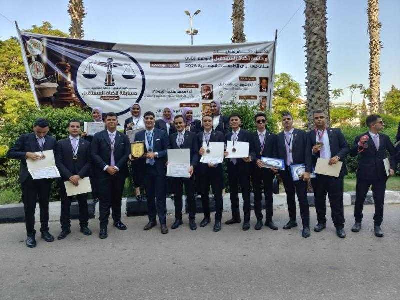 فريق كلية الحقوق المشارك في مسابقة قضاة المستقبل يفوز بالمركز الثالث على مستوى كليات الحقوق بالجامعات المصرية