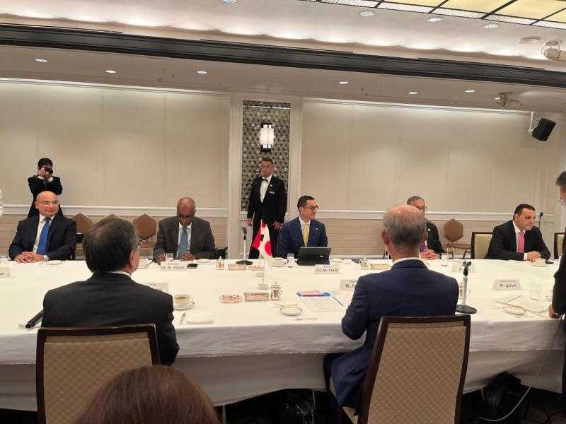 وزير الاستثمار والتجارة الخارجية يشارك باجتماع مائدة مستديرة بحضور عدد كبير من قادة الأعمال بدولة اليابان