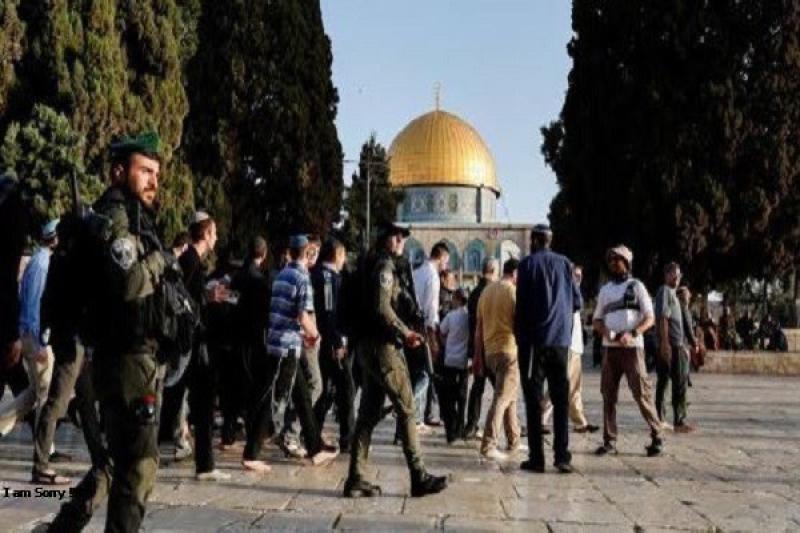 مستعمرون إسرائيليون يقتحمون باحات المسجد الأقصى