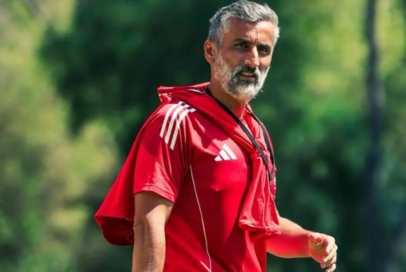 ريبييرو يُحاضر لاعبي الأهلي قبل لقاء البنزرتي في معسكر تونس