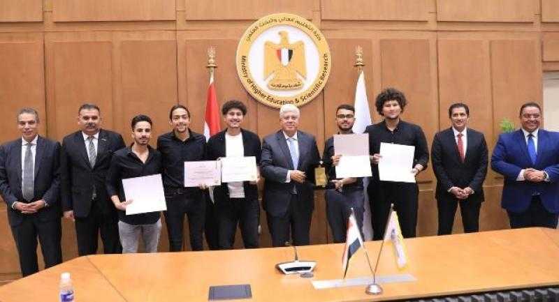 وزير التعليم العالى يكرم طلاب المصرية الروسية بفوزهم بالمركز الأول