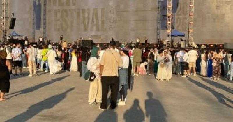 توافد الجمهور على حفل تامر حسني والفنان السوري الشامي في مهرجان العلمين