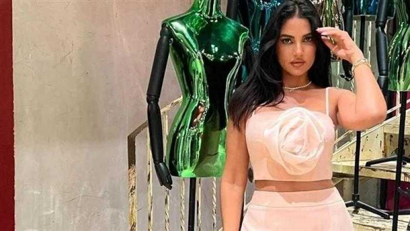 درة تخطف الأنظار بإطلالة جديدة
