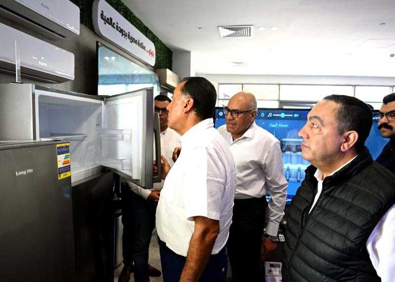 رئيس الوزراء يفتتح عددا من المشروعات الصناعية بالعلمين الجديدة