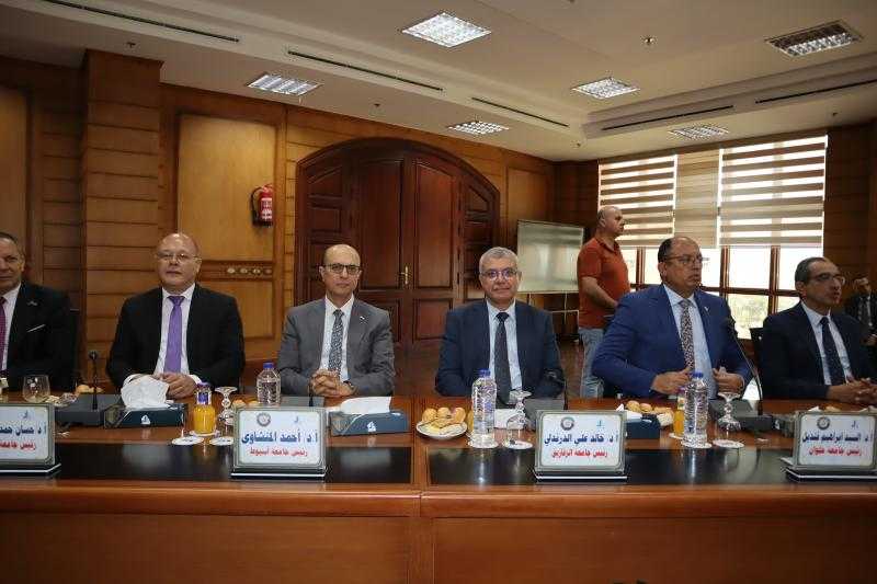 رئيس جامعة أسيوط يشارك اجتماع المجلس الأعلى للجامعات بجامعة كفر الشيخ