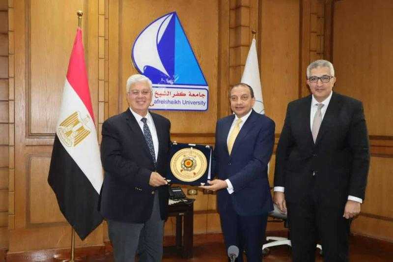 وزير التعليم العالي يكرم الدكتور منصور حسن رئيس جامعة بني سويف لبلوغه سن المعاش