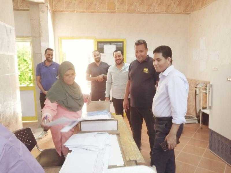 وكيل وزارة الصحة بالأقصر يتابع أعمال المبادرات الرئاسية والتزام الأطقم الطبية بإدارة الطود الصحية