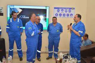 الرئيس التنفيذي للهيئة المصرية العامة للبترول يتفقد حقول العلمين بشركة الحمرا