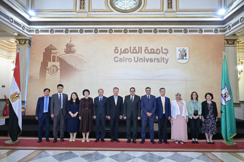 رئيس جامعة القاهرة يستقبل وفد الجمعية الصينية للتعليم العالي لبحث آفاق التعاون الأكاديمي والبحثي