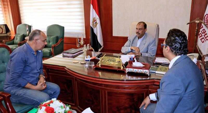 محافظ سوهاج يناقش الموقف التنفيذي لمستشفيات المحافظة