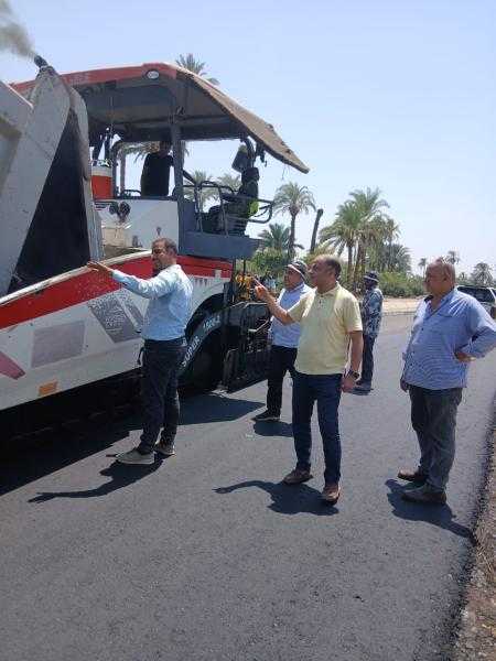 محافظ أسيوط بعلن عن بدء أعمال فرد الطبقة الأسفلتية لطريق الكوم الأحمر – العقال القبلي بالبداري