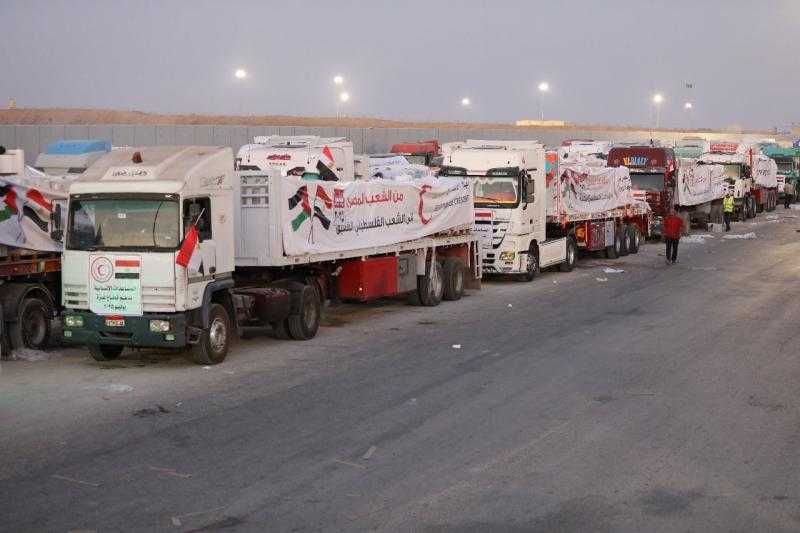 ”زاد العزة.. من مصر إلى غزة”.. قافلة مساعدات جديدة من الهلال الأحمر المصري إلى الفلسطينيين