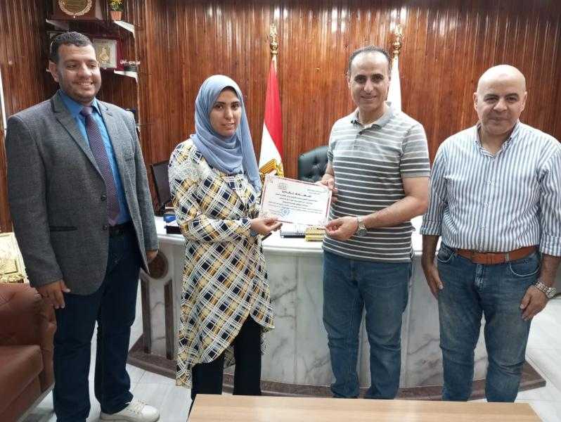 وكيل وزارة الصحة بالشرقية يكرم مدير وفريق القوافل الطبية بالمحافظة