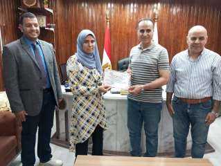 وكيل وزارة الصحة بالشرقية يكرم مدير وفريق القوافل الطبية بالمحافظة