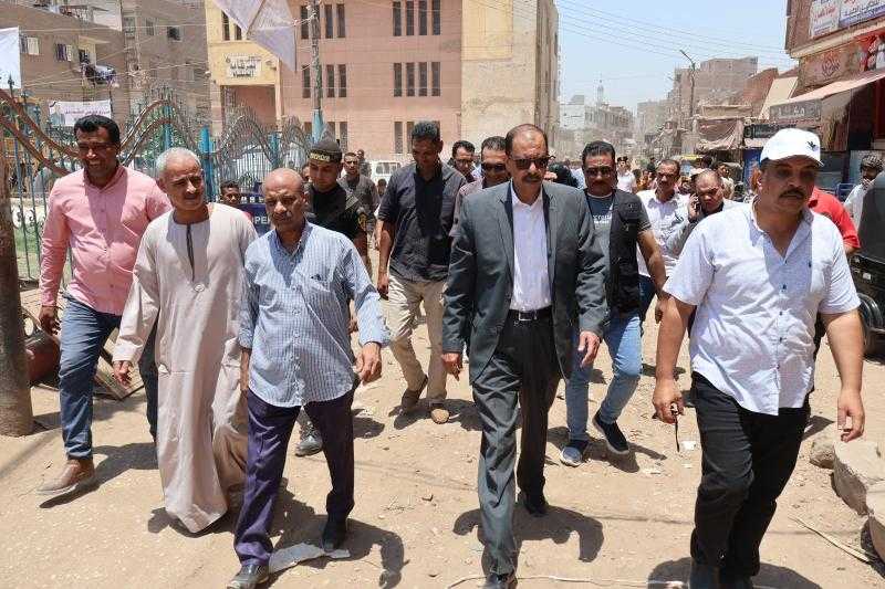 محافظ سوهاج يتفقد أعمال تمهيد الطرق بمركز المنشاة استعدادا للرصف