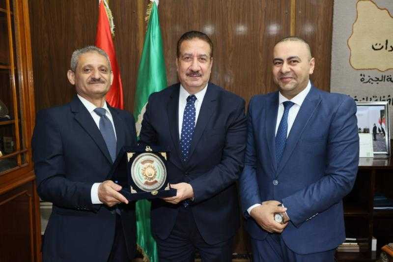 محافظ المنوفية يكرم مدير عام الهيئة القومية للتأمينات الاجتماعي ويهديه درع المحافظة تقديراً لجهوده