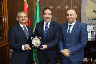 محافظ المنوفية يكرم مدير عام الهيئة القومية للتأمينات الاجتماعي ويهديه درع المحافظة تقديراً لجهوده