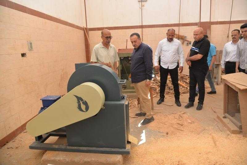 محافظ أسيوط يتفقد مبادرة إعادة تدوير الرواكد الخشبية بمدرسة الزخرفية لدعم التعليم الفني وتعظيم الموارد