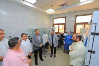 رئيس جامعة كفر الشيخ يتفقد عددًا من المعامل والمراكز المتخصصة بكلية الطب والمستشفى الجامعي
