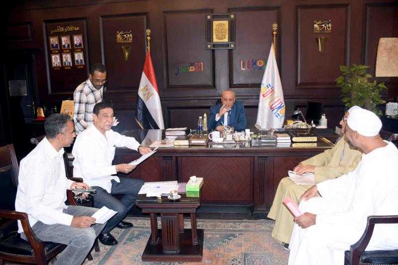 محافظ الأقصر يستمع لمطالب أهالى نجوع عبادى والطينية بمنطقة الكرنك