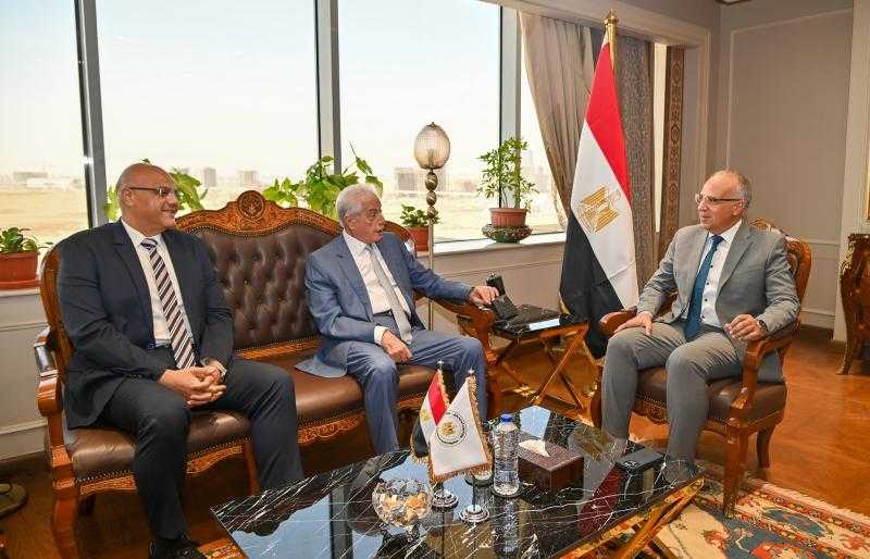 وزير الري يبحث أعمال تطوير الكورنيش وحدائق الري بالقليوبية