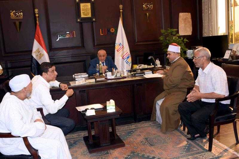 محافظ الأقصر يستقبل وفد أهالى منطقة جزيرة العوامية ويوجه بحلول فورية لعدد من المطالب الخدمية