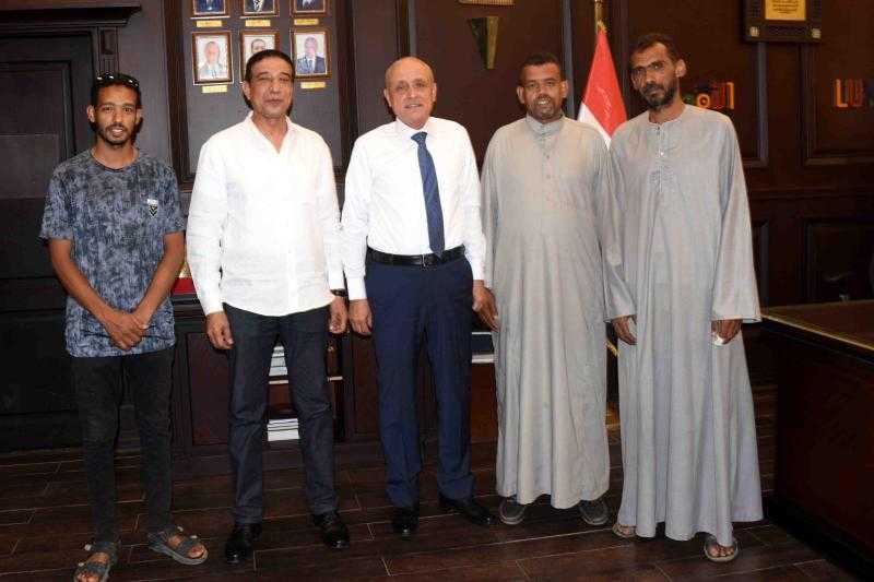 محافظ الأقصر يستقبل أهالي نجع القباحي الغربي ويوجه بالمعاينة الميدانية لمطالبهم